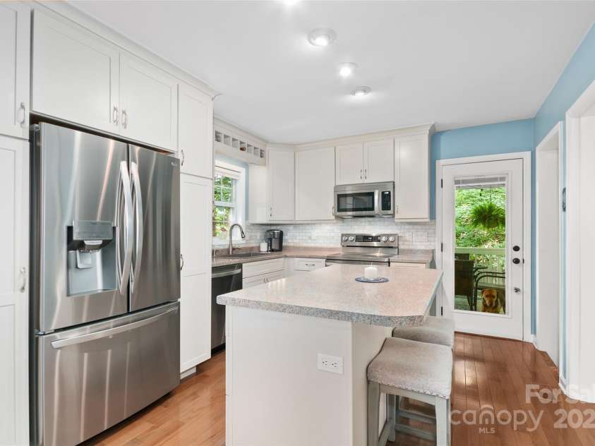 209 Blink Bonny Drive, Waynesville, NC 28786.  MLS# CAR4260662, YatesRealty ID 21001. Kitchen