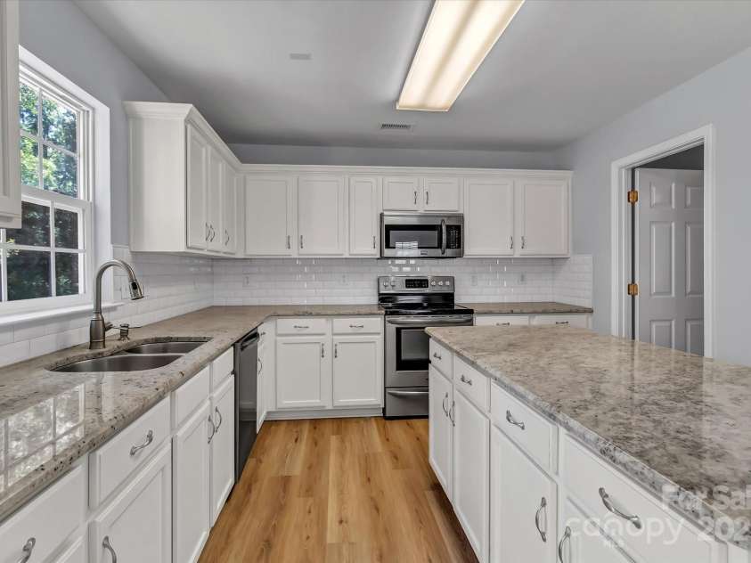 1218 Faversham Lane, Rock Hill, SC 29730.  MLS# CAR4251364, YatesRealty ID 21003. Kitchen