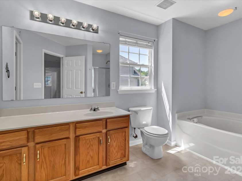 1218 Faversham Lane, Rock Hill, SC 29730.  MLS# CAR4251364, YatesRealty ID 21003. Primary Bath