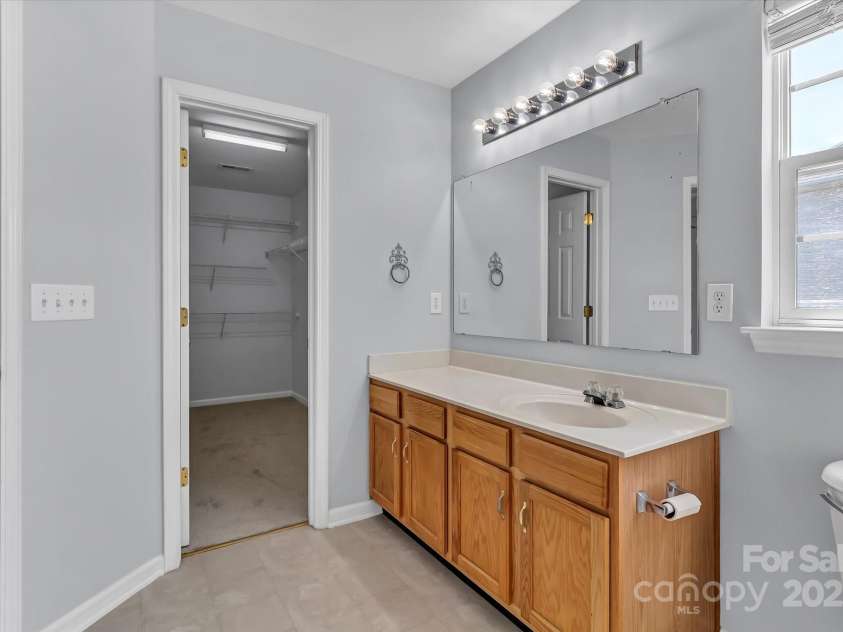 1218 Faversham Lane, Rock Hill, SC 29730.  MLS# CAR4251364, YatesRealty ID 21003. Primary Bath