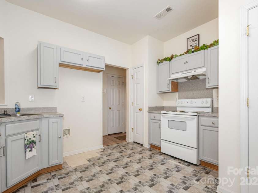 10016 Lawing School Road, Charlotte, NC 28214.  MLS# CAR4255251, YatesRealty ID 21004. 