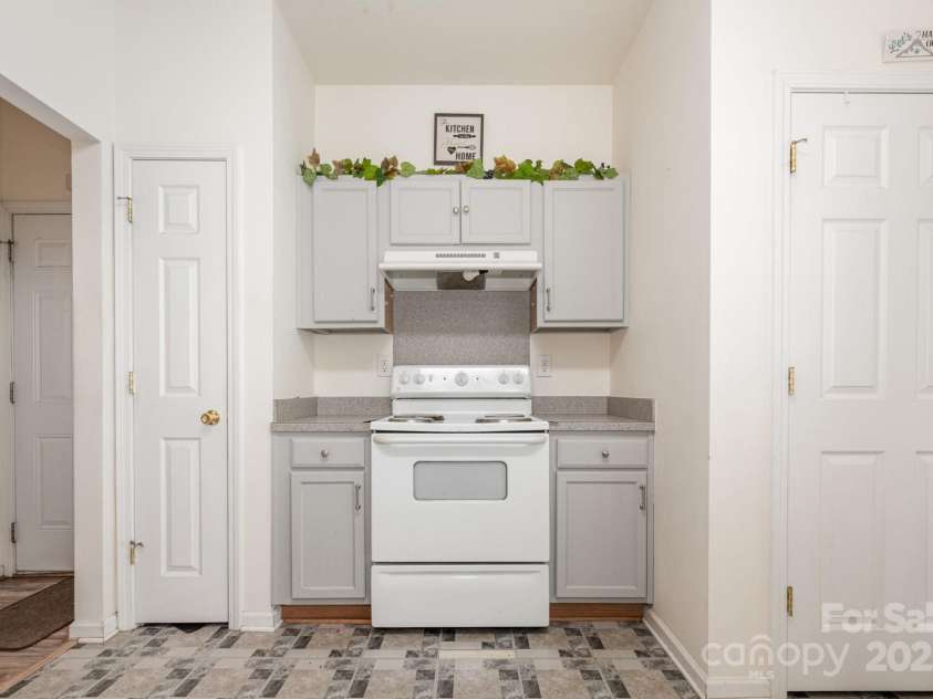 10016 Lawing School Road, Charlotte, NC 28214.  MLS# CAR4255251, YatesRealty ID 21004. 