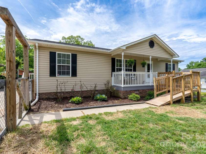 907 Bethpage Road, Kannapolis, NC 28081.  MLS# CAR4241675, YatesRealty ID 21007. 