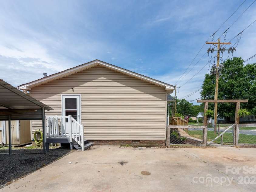 907 Bethpage Road, Kannapolis, NC 28081.  MLS# CAR4241675, YatesRealty ID 21007. 