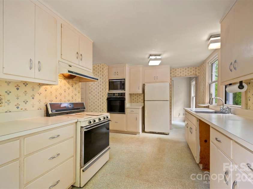 93 Villa Barbara Lane, Tryon, NC 28782.  MLS# CAR4260779, YatesRealty ID 2101. 