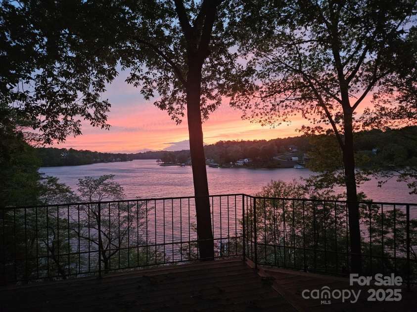 990 19th Avenue, Hickory, NC 28601.  MLS# CAR4212243, YatesRealty ID 2101. 