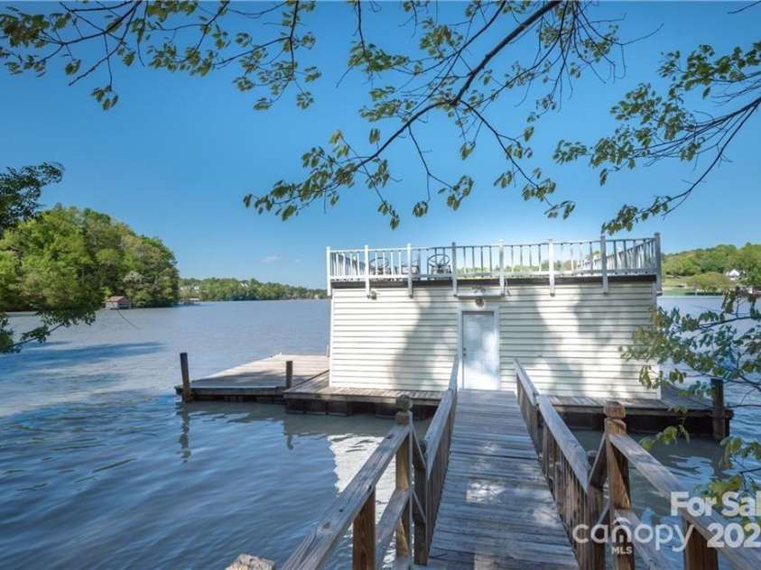 990 19th Avenue, Hickory, NC 28601.  MLS# CAR4212243, YatesRealty ID 2101. 