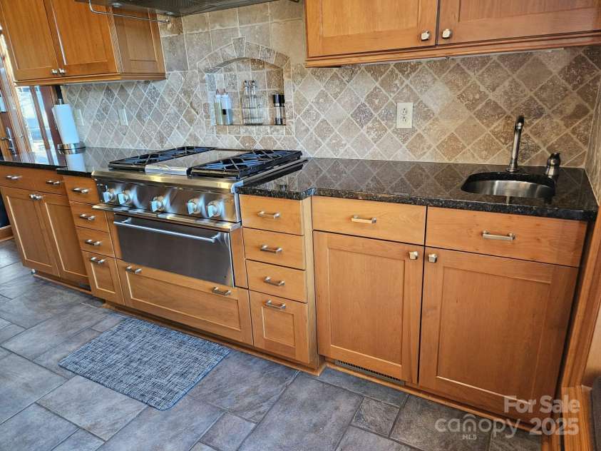 990 19th Avenue, Hickory, NC 28601.  MLS# CAR4212243, YatesRealty ID 2101. 