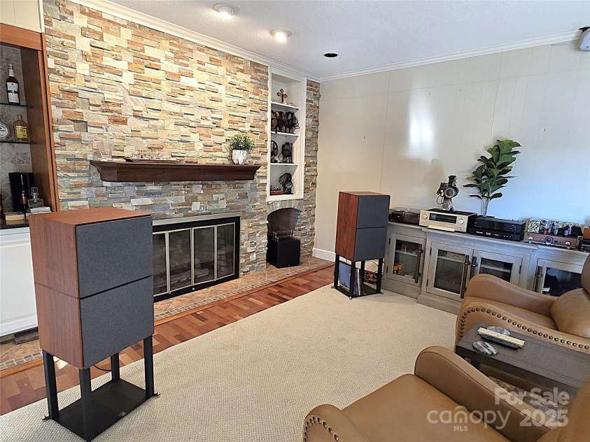 990 19th Avenue, Hickory, NC 28601.  MLS# CAR4212243, YatesRealty ID 2101. 