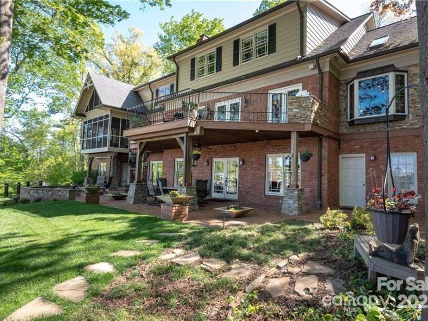 990 19th Avenue, Hickory, NC 28601.  MLS# CAR4212243, YatesRealty ID 2101. 