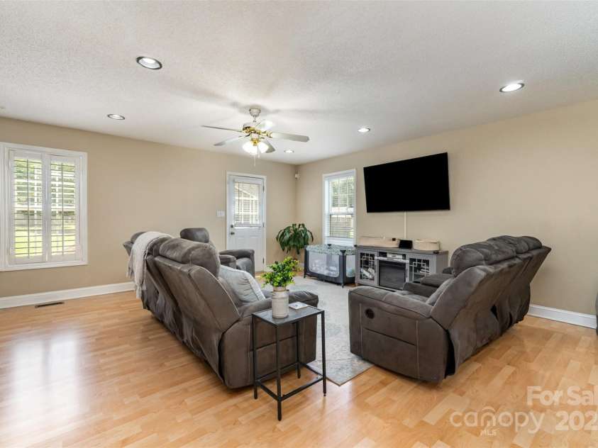 2040 Brantley Creek Drive, Kannapolis, NC 28083.  MLS# CAR4286622, YatesRealty ID 21011. A spacious living room that opens out onto the back deck.