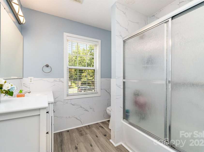 2040 Brantley Creek Drive, Kannapolis, NC 28083.  MLS# CAR4286622, YatesRealty ID 21011. Full secondary bathroom.