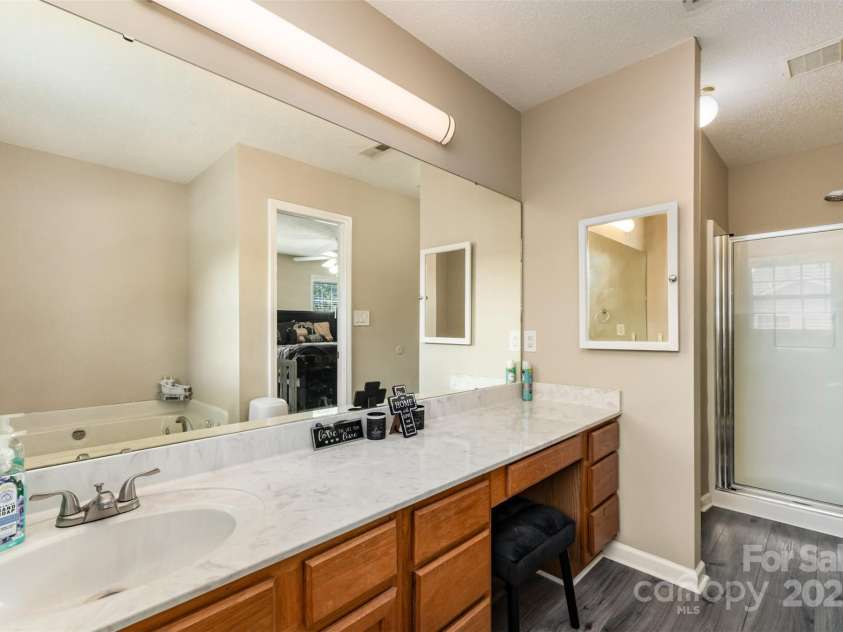 2040 Brantley Creek Drive, Kannapolis, NC 28083.  MLS# CAR4286622, YatesRealty ID 21011. Separate garden tub and standing shower.