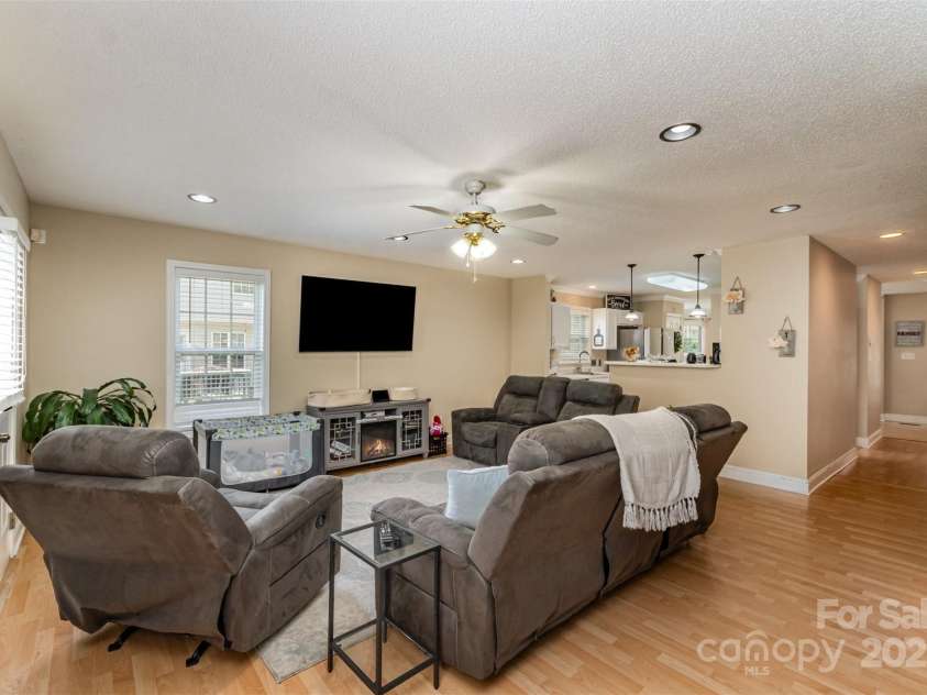 2040 Brantley Creek Drive, Kannapolis, NC 28083.  MLS# CAR4286622, YatesRealty ID 21011. Spacious layout with a half bath, pantry, and coat closet.