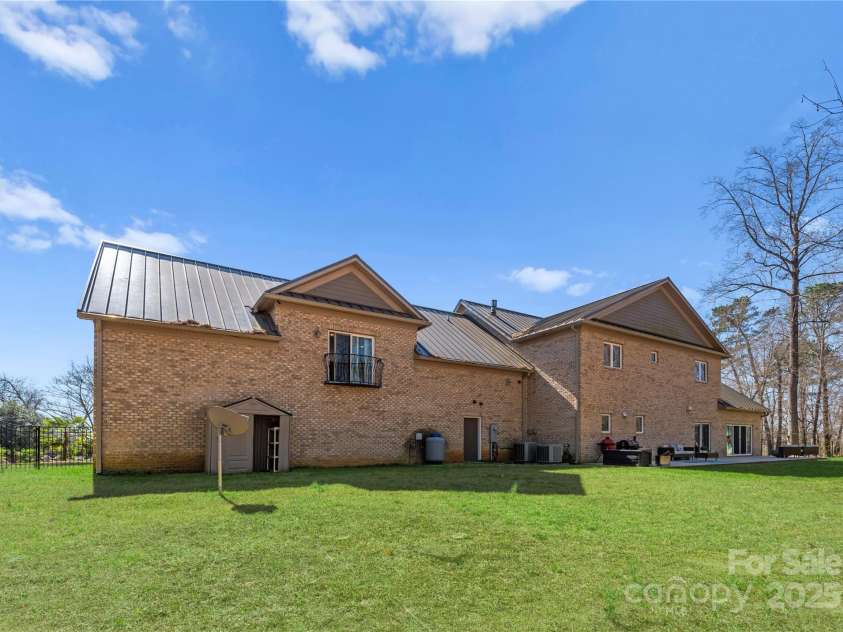 16455 Harbor View Road, Charlotte, NC 28278.  MLS# CAR4233006, YatesRealty ID 21013. Back yard from the left