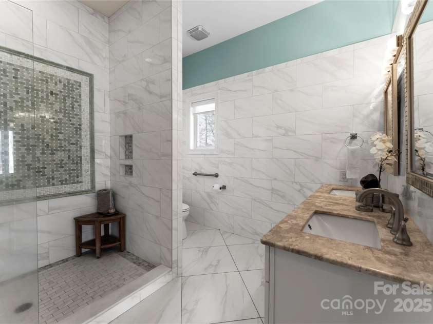 16455 Harbor View Road, Charlotte, NC 28278.  MLS# CAR4233006, YatesRealty ID 21013. Bathroom