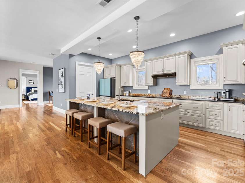 16455 Harbor View Road, Charlotte, NC 28278.  MLS# CAR4233006, YatesRealty ID 21013. Kitchen island