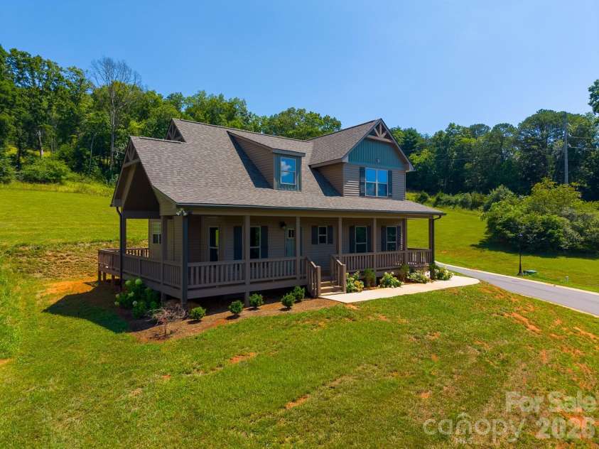 50 Fairview Street, Franklin, NC 28734.  MLS# CAR4378017, YatesRealty ID 21016. 