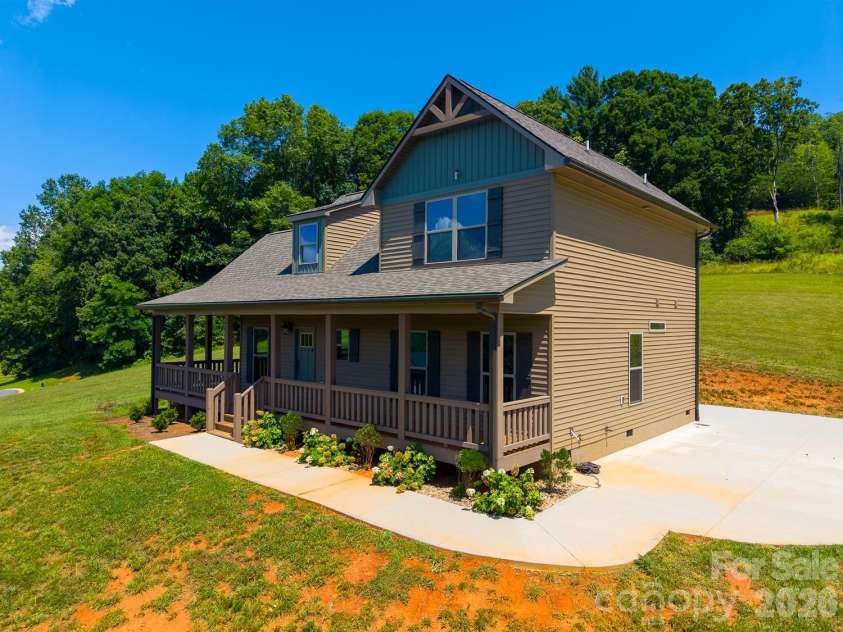 50 Fairview Street, Franklin, NC 28734.  MLS# CAR4378017, YatesRealty ID 21016. 