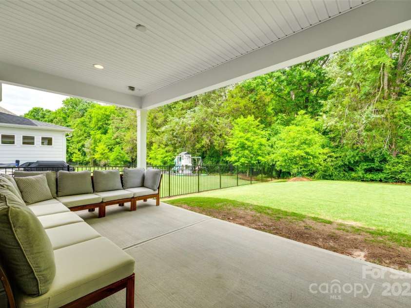 15312 Ravenall Drive, Huntersville, NC 28078.  MLS# CAR4247348, YatesRealty ID 21018. 