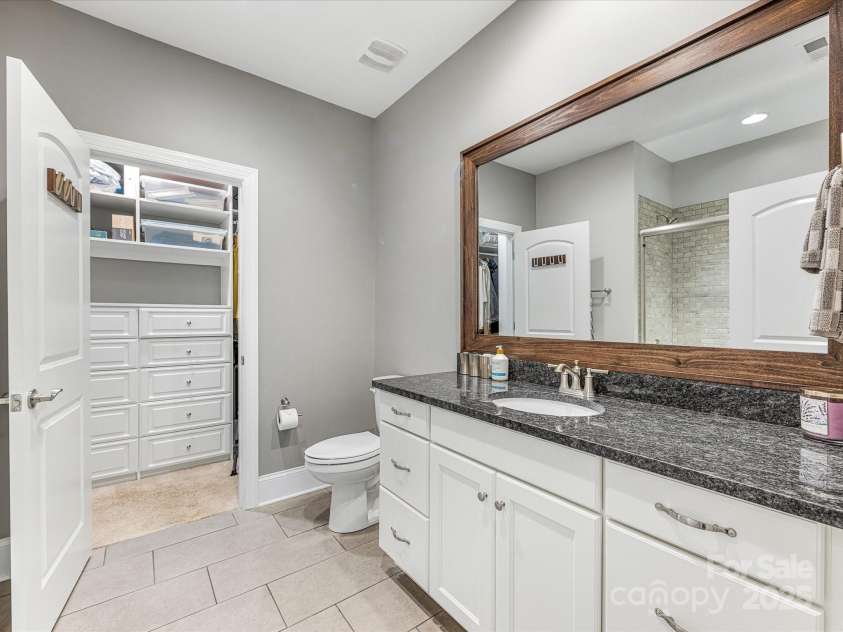 5030 Waldron Meadow Drive, Charlotte, NC 28226.  MLS# CAR4261235, YatesRealty ID 21019. Ensuite Bath