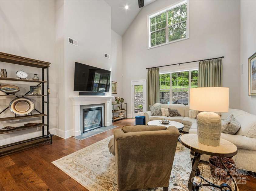 5030 Waldron Meadow Drive, Charlotte, NC 28226.  MLS# CAR4261235, YatesRealty ID 21019. Great Room with High Ceilings!