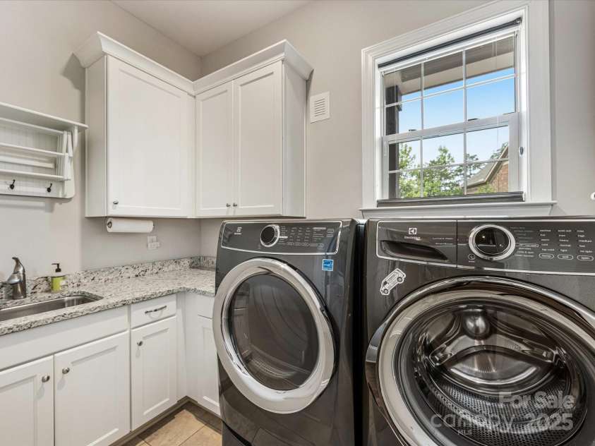 5030 Waldron Meadow Drive, Charlotte, NC 28226.  MLS# CAR4261235, YatesRealty ID 21019. Laundry Room with Sink and Cabinets