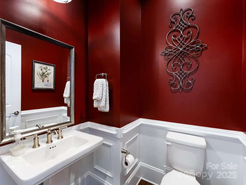 5030 Waldron Meadow Drive, Charlotte, NC 28226.  MLS# CAR4261235, YatesRealty ID 21019. Poweder Room / Wainscotting