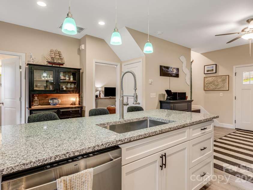 19 Shadowlawn Drive, Asheville, NC 28806.  MLS# CAR4258649, YatesRealty ID 21020. 