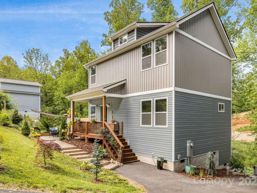 19 Shadowlawn Drive, Asheville, NC 28806.  MLS# CAR4258649, YatesRealty ID 21020. Energy-efficient construction and new systems throughout