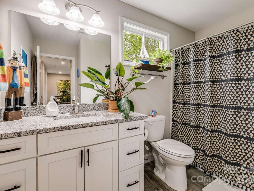 19 Shadowlawn Drive, Asheville, NC 28806.  MLS# CAR4258649, YatesRealty ID 21020. Full hallway bathroom with tub/shower combo and sleek finishes