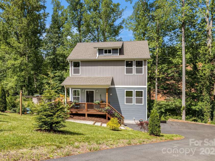 19 Shadowlawn Drive, Asheville, NC 28806.  MLS# CAR4258649, YatesRealty ID 21020. Welcome to 19 Shadowlawn Drive—a modern 2022 home with a covered porch, beautiful landscaping, and a peaceful wooded backdrop
