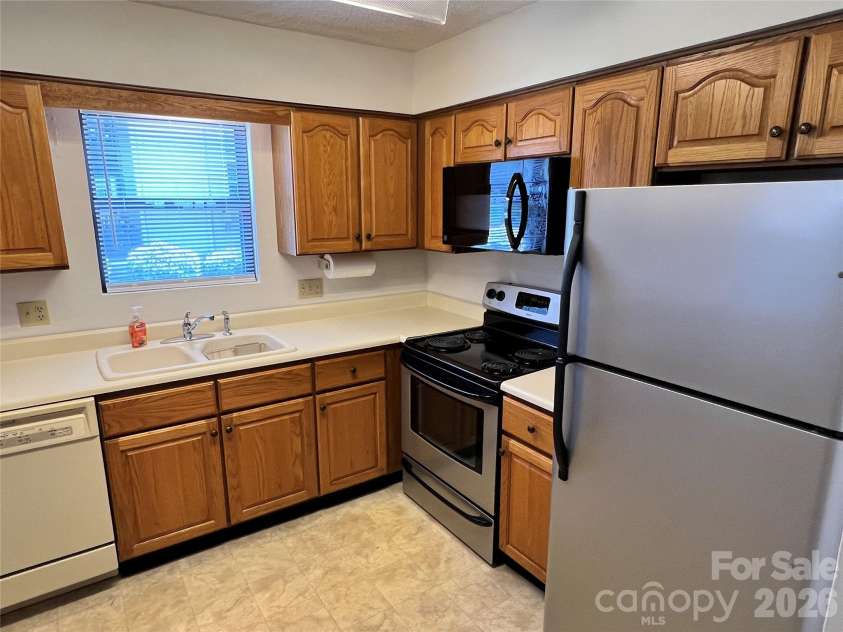 2401 Abbey Circle, Asheville, NC 28805.  MLS# CAR4379167, YatesRealty ID 21020. 