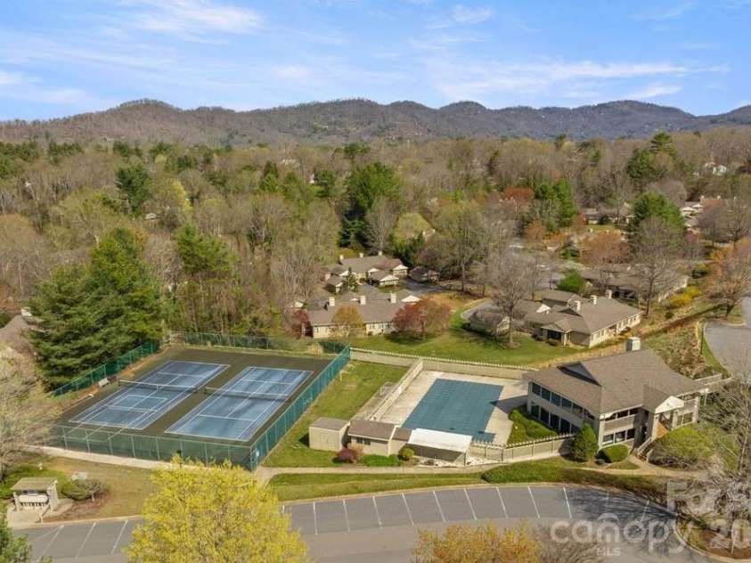 2401 Abbey Circle, Asheville, NC 28805.  MLS# CAR4379167, YatesRealty ID 21020. 