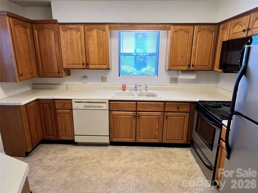 2401 Abbey Circle, Asheville, NC 28805.  MLS# CAR4379167, YatesRealty ID 21020. Bright open kitchen