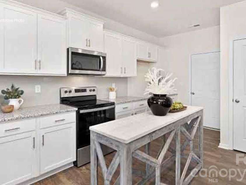 12133 Barred Owl Court, Charlotte, NC 28215.  MLS# CAR4359573, YatesRealty ID 21021. 