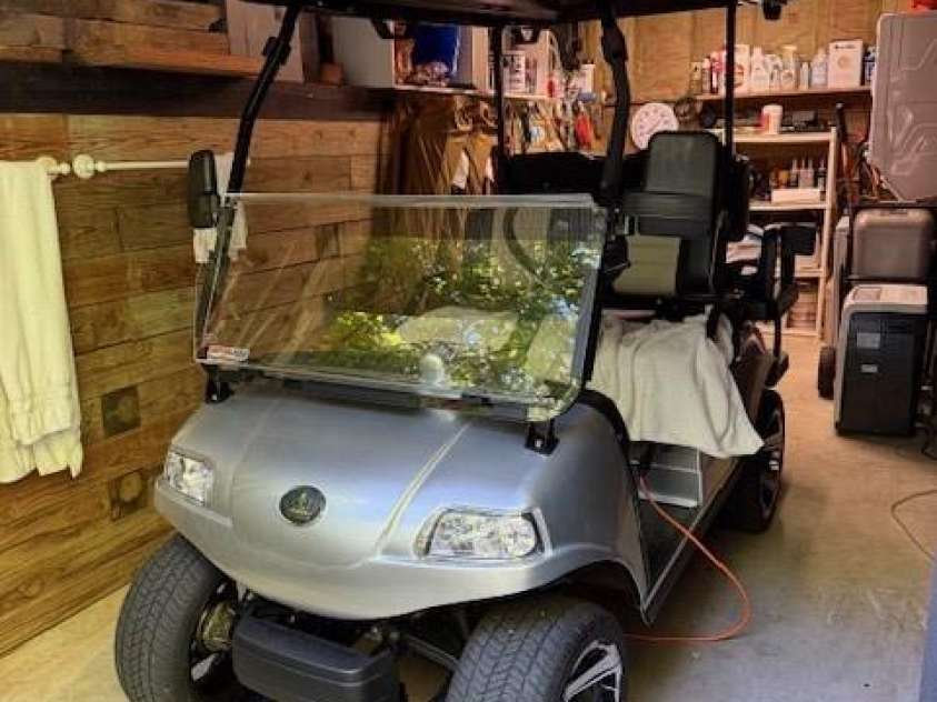 26 Cumberland Drive, Lake Toxaway, NC 28747.  MLS# CAR4262953, YatesRealty ID 21021. Garage for your golf cart