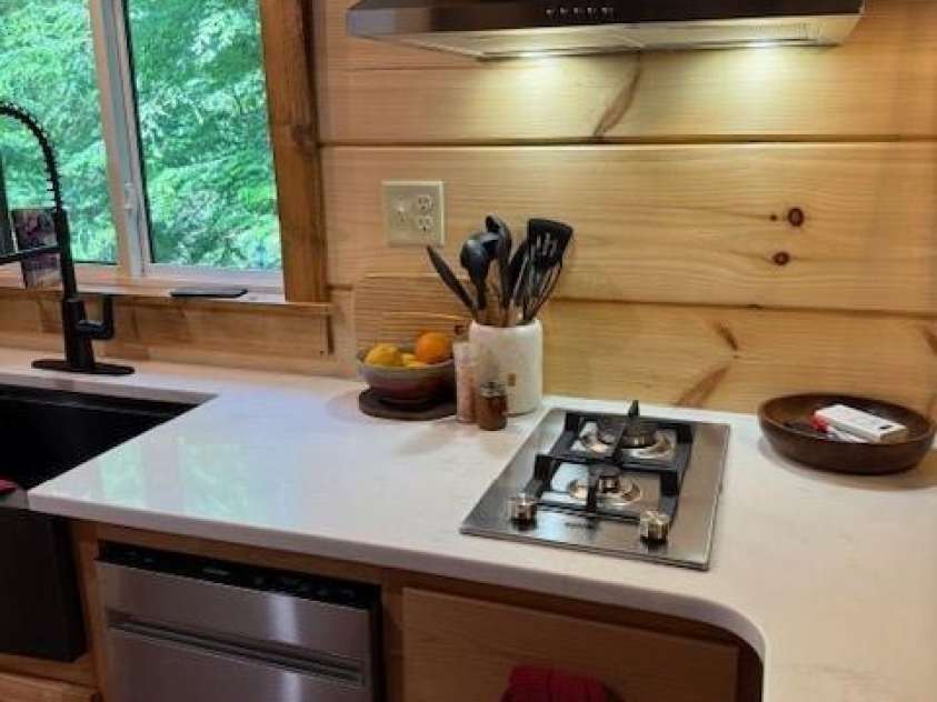 26 Cumberland Drive, Lake Toxaway, NC 28747.  MLS# CAR4262953, YatesRealty ID 21021. Gas stove top