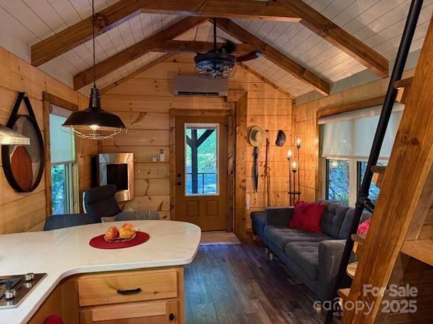 26 Cumberland Drive, Lake Toxaway, NC 28747.  MLS# CAR4262953, YatesRealty ID 21021. Kitchen looking into the living area