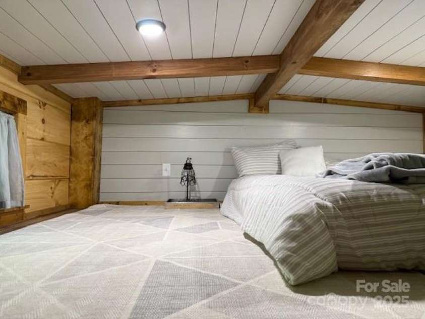 26 Cumberland Drive, Lake Toxaway, NC 28747.  MLS# CAR4262953, YatesRealty ID 21021. Loft room