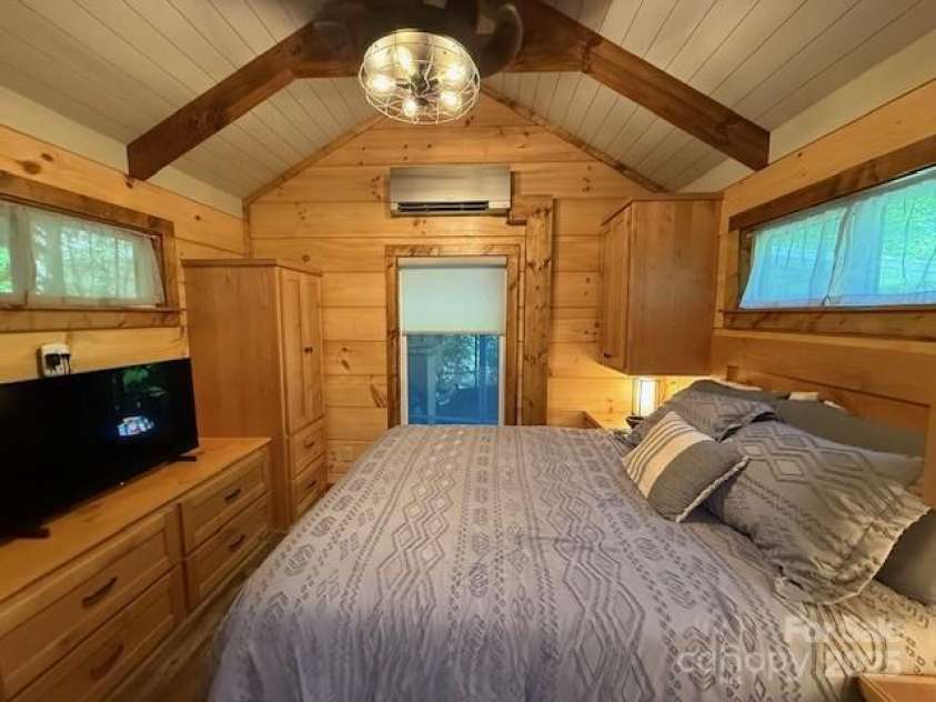 26 Cumberland Drive, Lake Toxaway, NC 28747.  MLS# CAR4262953, YatesRealty ID 21021. Nice size primary bedroom