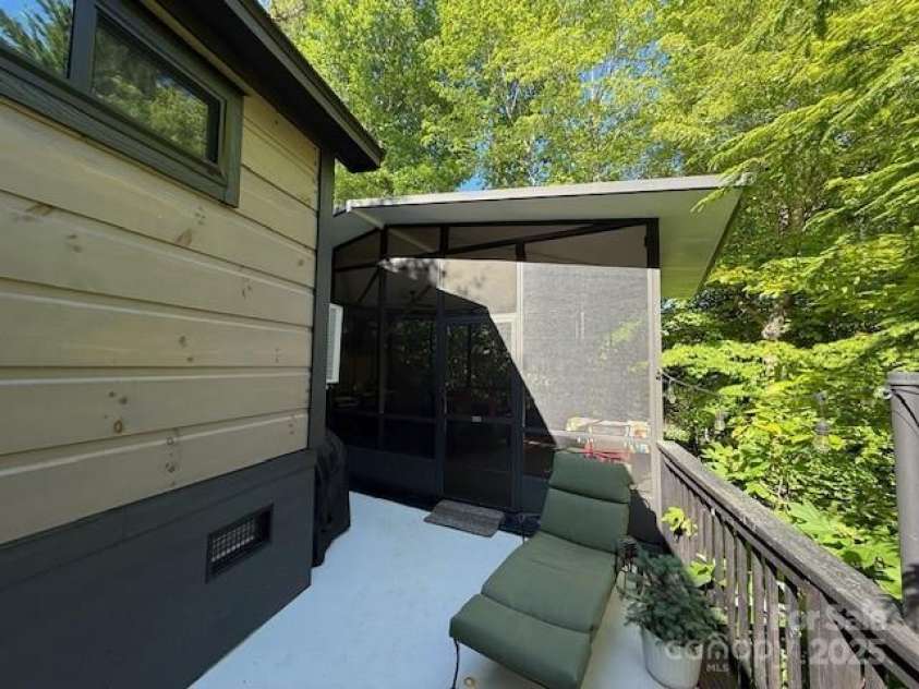 26 Cumberland Drive, Lake Toxaway, NC 28747.  MLS# CAR4262953, YatesRealty ID 21021. Side entrance to the screened porch