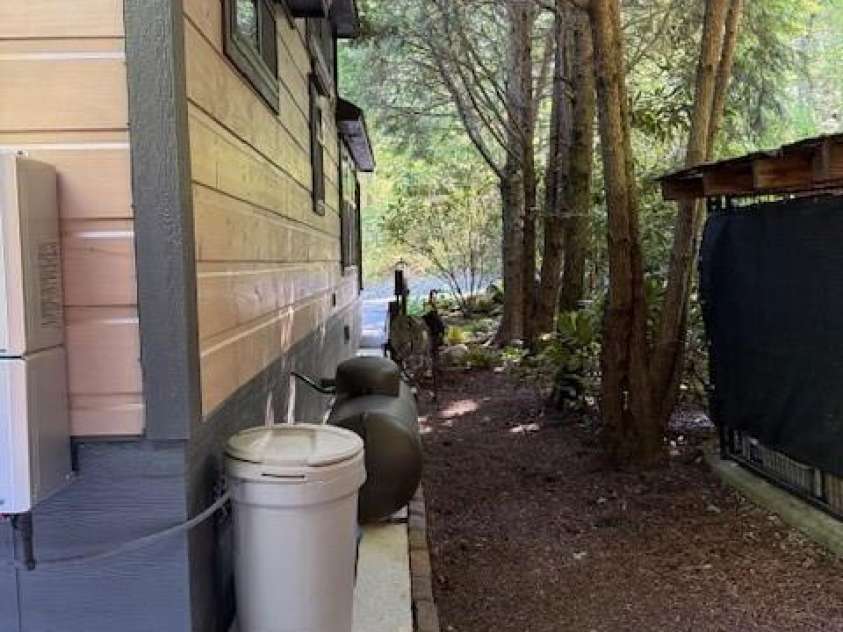 26 Cumberland Drive, Lake Toxaway, NC 28747.  MLS# CAR4262953, YatesRealty ID 21021. Side of home