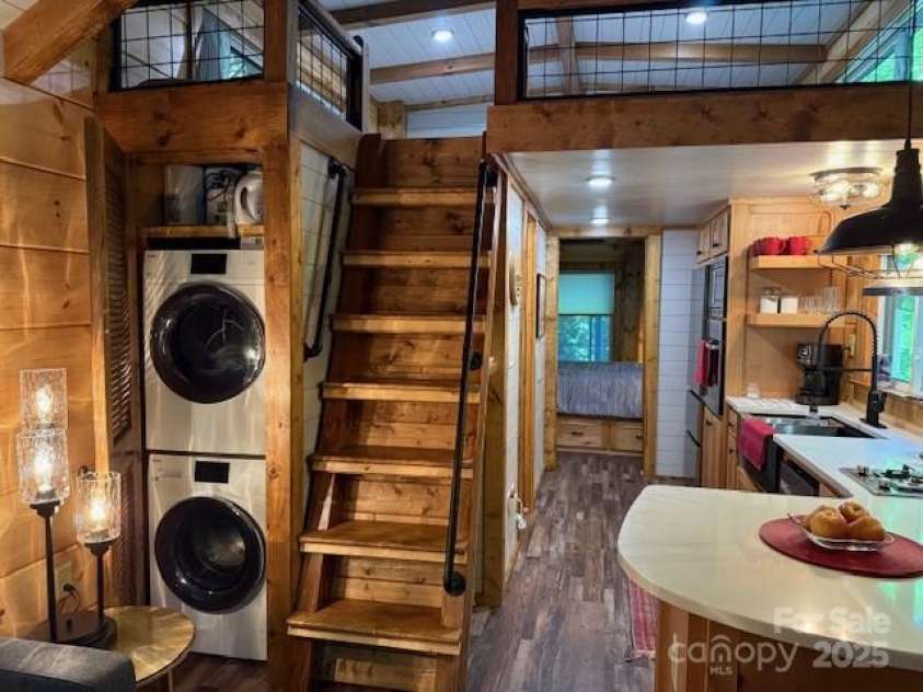 26 Cumberland Drive, Lake Toxaway, NC 28747.  MLS# CAR4262953, YatesRealty ID 21021. Stackable washer/dryer also one downstairs