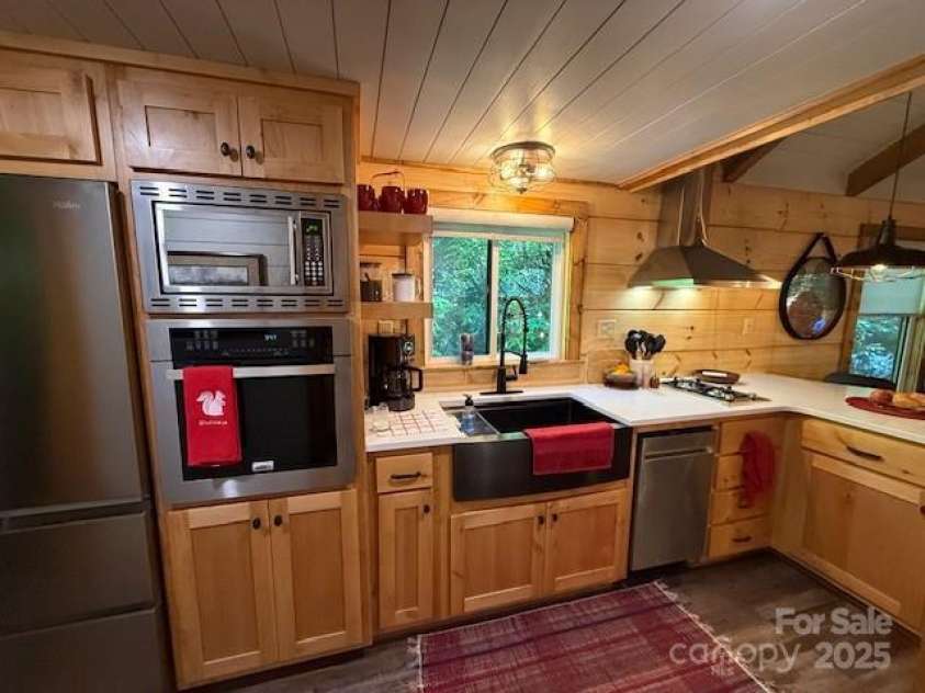 26 Cumberland Drive, Lake Toxaway, NC 28747.  MLS# CAR4262953, YatesRealty ID 21021. Top notch stainless steel appliances
