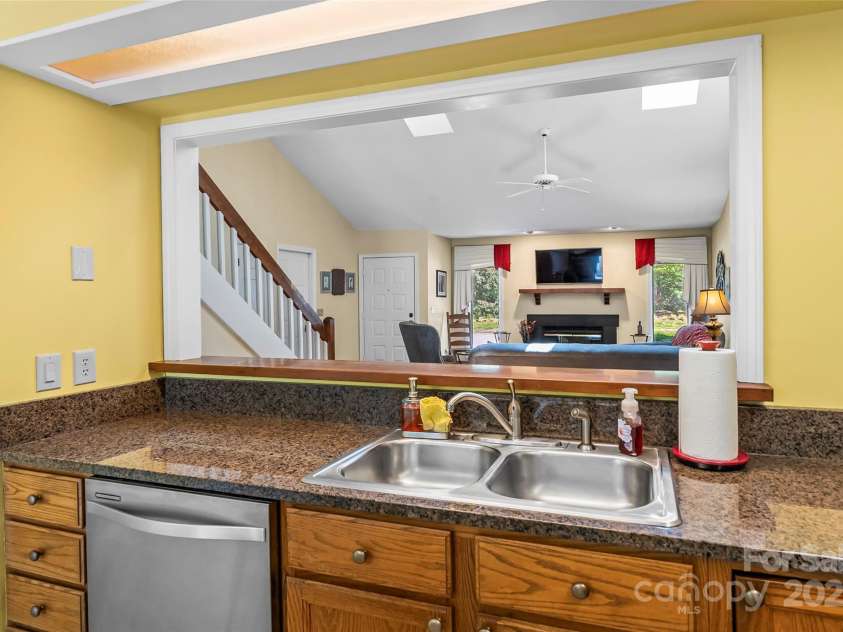 903 Independence Trail, Morganton, NC 28655.  MLS# CAR4263202, YatesRealty ID 21022. Stainless appliances