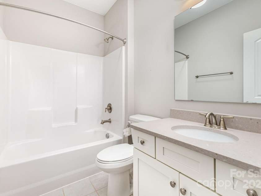 8709 Raven Top Drive, Mint Hill, NC 28227.  MLS# CAR4263622, YatesRealty ID 21023. Main-level full bath with tub