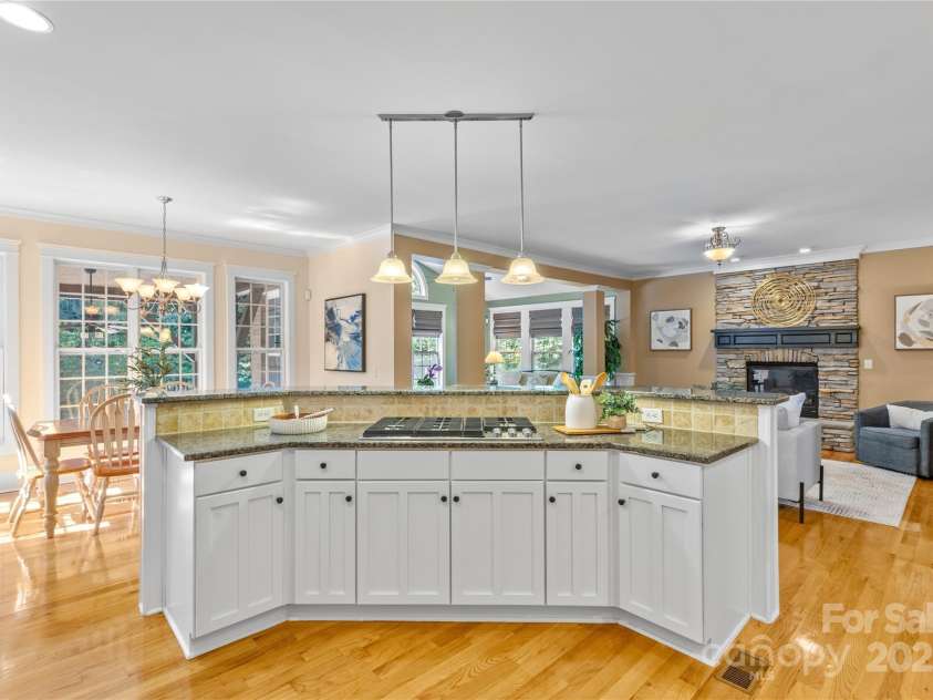 1336 Dobson Drive, Waxhaw, NC 28173.  MLS# CAR4267280, YatesRealty ID 21026. 5-burner gas cooktop