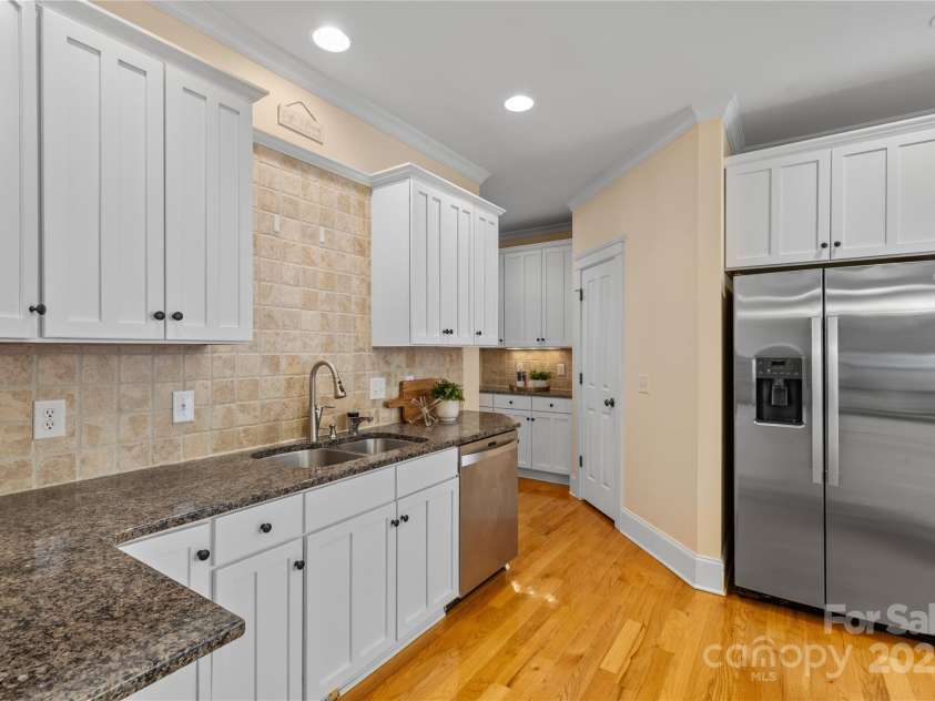 1336 Dobson Drive, Waxhaw, NC 28173.  MLS# CAR4267280, YatesRealty ID 21026. Butler's pantry