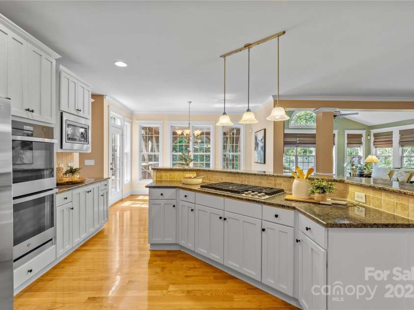 1336 Dobson Drive, Waxhaw, NC 28173.  MLS# CAR4267280, YatesRealty ID 21026. Double ovens